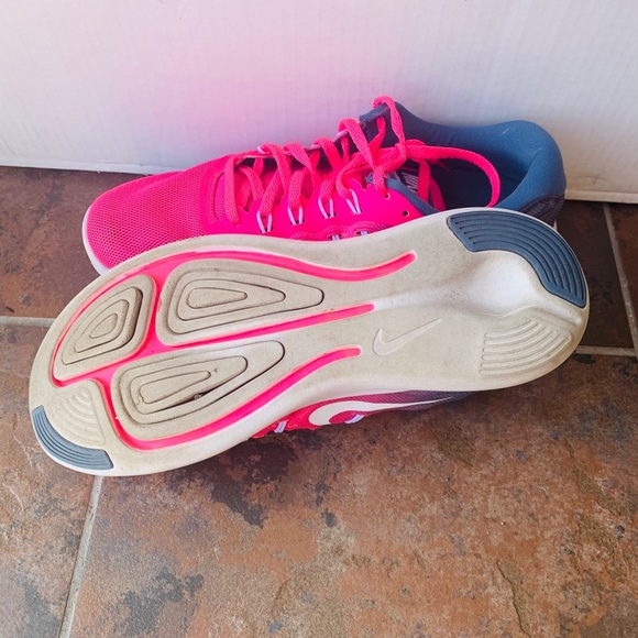 Nike - Picture 2 of 5